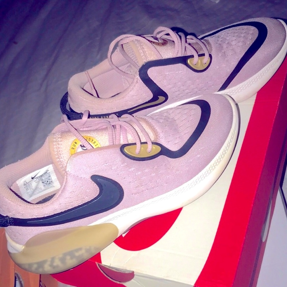 Nike shoes w box